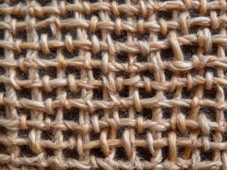 Reverso impoluto de un tapiz, revelando la maestría de la técnica de tejido.