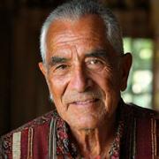 Retrato del Maestro Juan Carlos Pérez, con mirada atenta y vestimenta tradicional