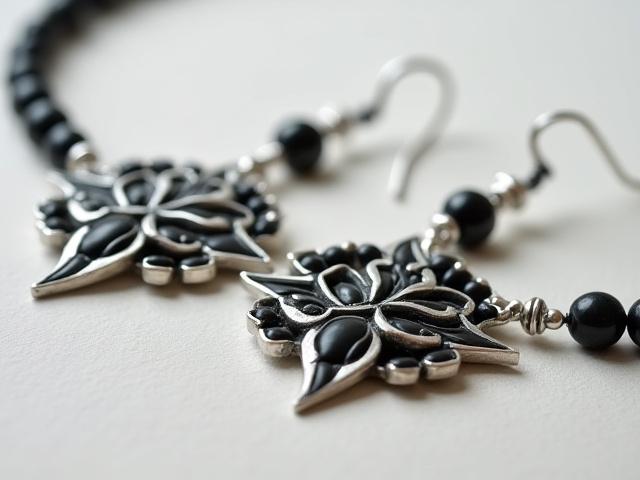 Exhibición de joyería artesanal inspirada en diseños prehispánicos en un museo